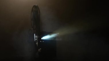Film bir projektör duman gösterir. Siyah arka plan