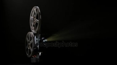 Karanlık stüdyo. Projektör ışığı tarafından aydınlatılmış bir film yayınları