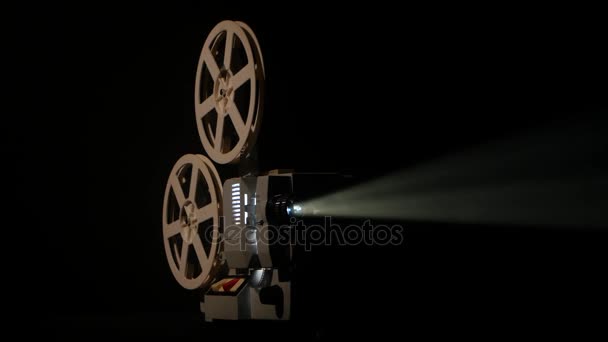 Toont de film in een projector. Zwarte achtergrond — Stockvideo