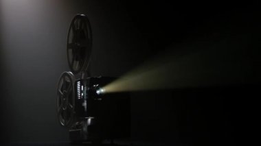 Karanlık sinema salonu. Projektör ışığı tarafından aydınlatılmış bir film yayınları