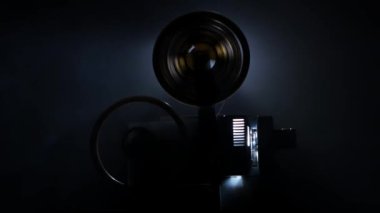 Projektörde film sarma sonu. Arkadan aydınlatmalı