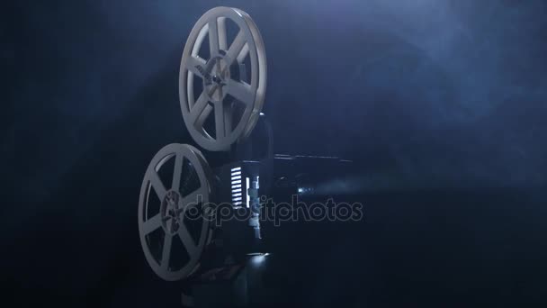 Filmoperateur omvat projector. Donkere achtergrond studio in rook — Stockvideo