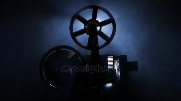 Um velho projector de filmes vintage. Vista lateral — Vídeo de Stock