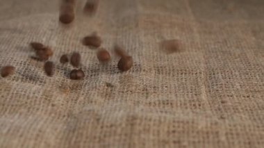 Tahıl hoş kokulu kahve kahverengi çuval bezi düşmek yalan üzerinde seçili. Yakın çekim