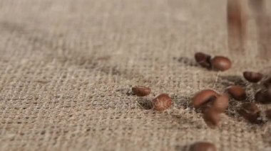 Tahıl hoş kokulu kahve kahverengi çuval bezi düşmek yalan üzerinde seçili. Yakın çekim