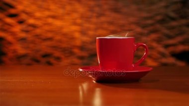 Kırmızı bir daire masada kahve açıktır