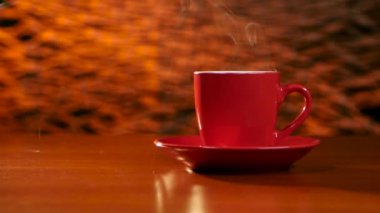 Kırmızı bir daire masada kahve açıktır