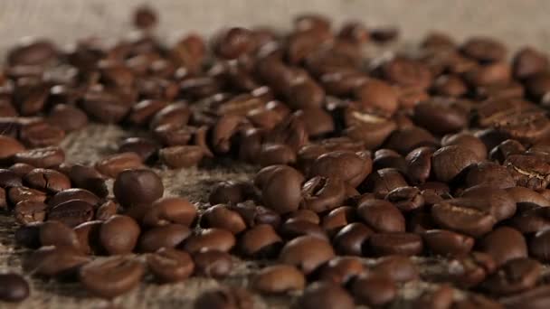 Ausgewählte körnerduftende kaffeebraune Kletten fallen auf das Liegen. Nahaufnahme — Stockvideo