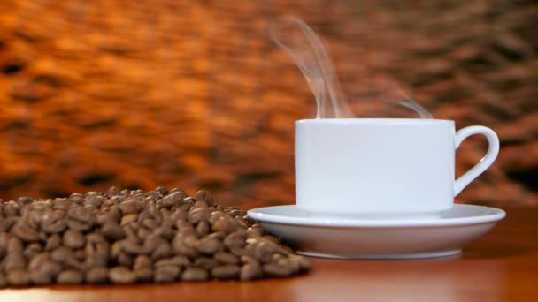 Tazza su un piattino bianco di caffè caldo sulla stanza aroma diffonde — Video Stock