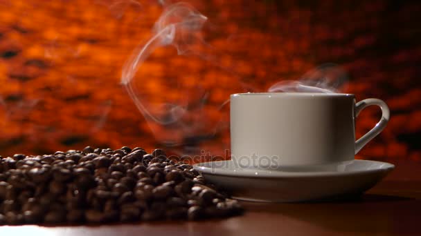 Кубок на білий блюдце гарячої кави на аромат поширюється кімната — стокове відео