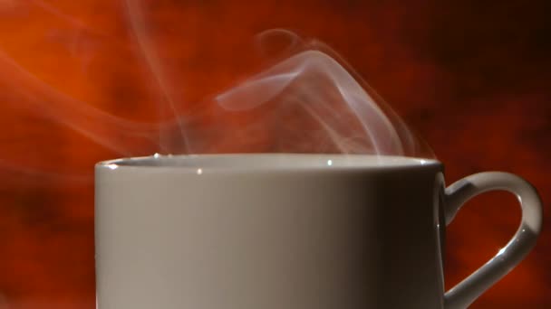 La taza blanca refrescante del café perfumado difunde los olores agradables. Primer plano — Vídeos de Stock