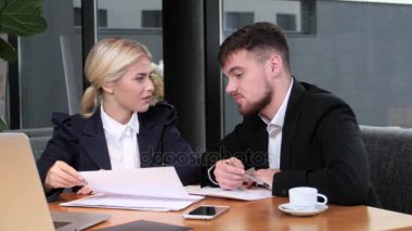 İş adamları öğle yemeğinde tartışırken güncel olaylar iş