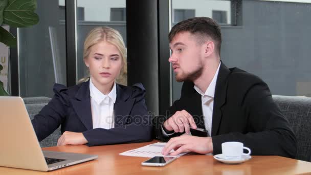İki arkadaşları iş görüşmek üzere bir kafede bir araya geldi — Stok video