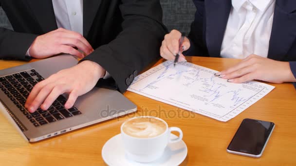 Grafici di discussione tazza di caffè durante una pausa — Video Stock