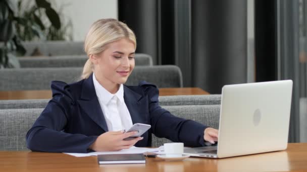 Fille financière calcule les bénéfices sur les comptes — Video