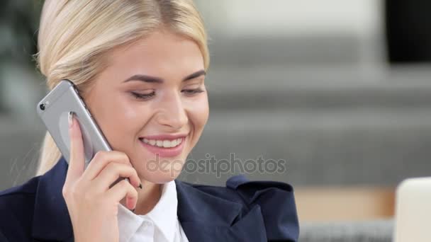 Mujer de negocios sonriendo hablando en un teléfono celular. De cerca. — Vídeo de stock