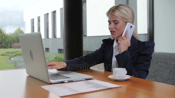 Trabajadora de oficina mantiene conversaciones importantes por teléfono — Vídeo de stock