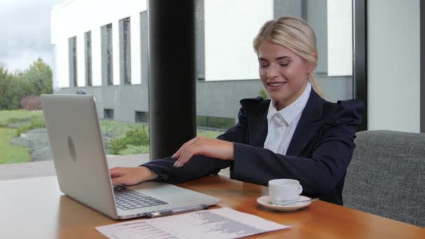 Donna all'ora di pranzo comunica su un computer portatile e bere caffè — Video Stock