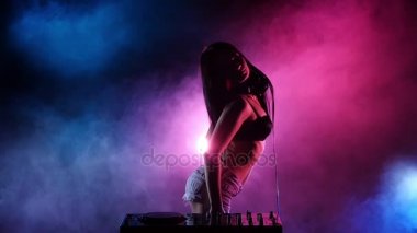 DJ kız seksi dalga hareketi onun bedenimle yapıyor. Ağır çekim