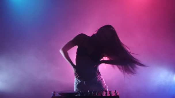 meisje Dj begint dansen blauw roze verlichting en veel rook ... meisje Dj begint dansen blauw roze verlichting en veel rook ...