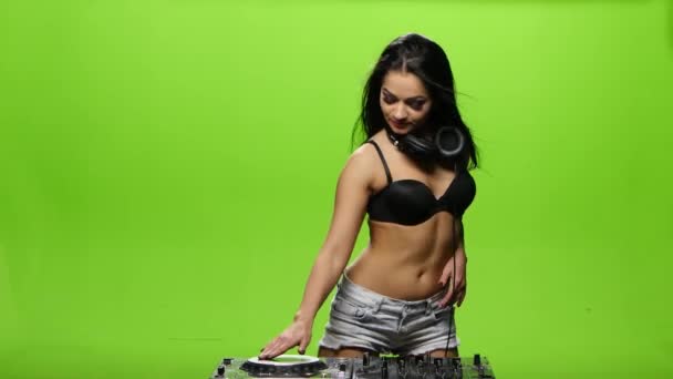 Chica dj baile sexy y controla las cubiertas. Pantalla verde — Vídeos de Stock