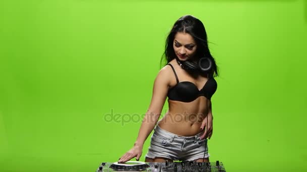 Menina dj dança sexy e controla os decks. Tela verde — Vídeo de Stock