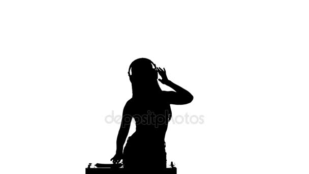 DJ κορίτσι χορό στα ακουστικά και ακούγοντας μουσική. Λευκό φόντο. Σιλουέτα — Αρχείο Βίντεο