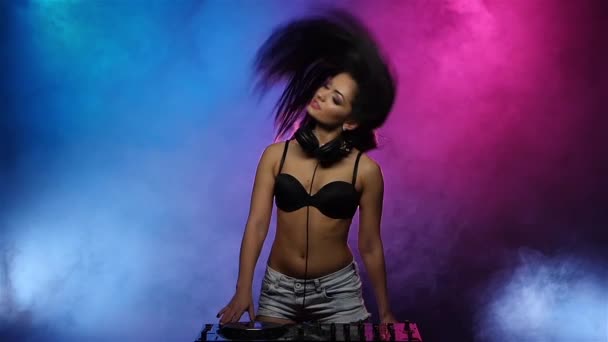 Lány Dj erotikus integetett a haj különböző irányokba. Lassú mozgás — Stock videók
