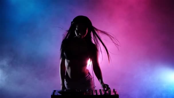 Fille DJ jouer les platines et la danse sexy. Mouvement lent — Video