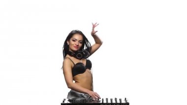DJ kız seksi, saçını bir rüzgarla geliştirme dans. Ağır çekim
