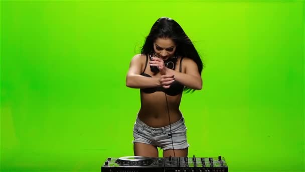 Meisje Dj maakt erotische bewegingen met zijn handen. Groen scherm. Slow motion — Stockvideo