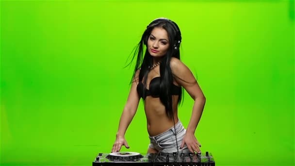 Girl dj dreht den Spinner und bewegt sich in verschiedene Richtungen. Zeitlupe — Stockvideo