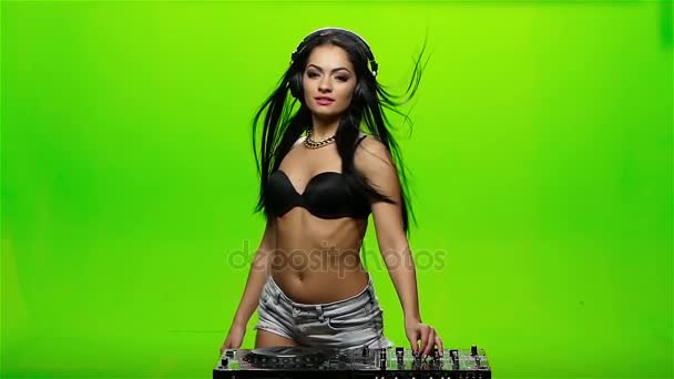 Menina DJ gira quadril sexy e erótico torções plataforma giratória. Movimento lento  . — Vídeo de Stock