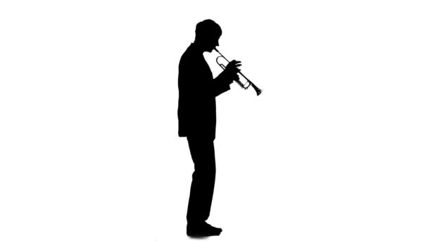 Músico tocando trompeta bailando a la melodía. Silueta — Vídeo de stock