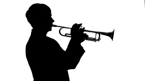 Zenész gyors, játszik a trombita a stúdióban. Sziluettjét — Stock videók