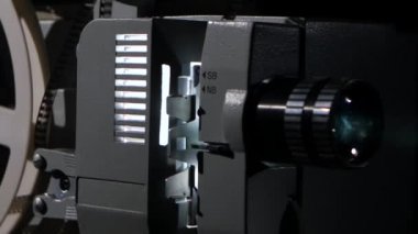 Film makara dönüyor film projektör. Yan görünüm