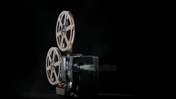Sobre el fondo de un proyector de película de trabajo humo — Vídeo de stock