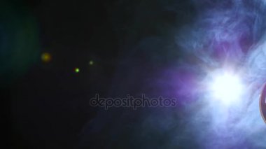 Duman ve aydınlatmalı projektör çerçevede görüntülenir