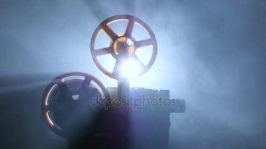 Vintage projektör ve koşma dumanlı stüdyoda döndü