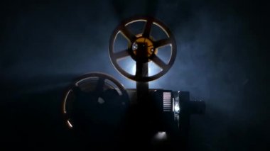 Projektörde film sarma. Yan görünüm