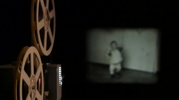 Vintage projektor fordítja le a régi film a képernyőn. Közelről — Stock videók