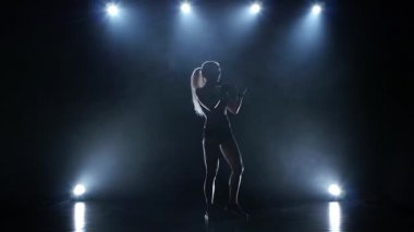 Ağır çekimde stüdyo. Eğitim kız boksör atlama tekme