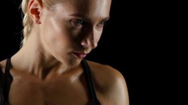 Dövüşten önce güçlü bakışta kız boksör. Yakın çekim