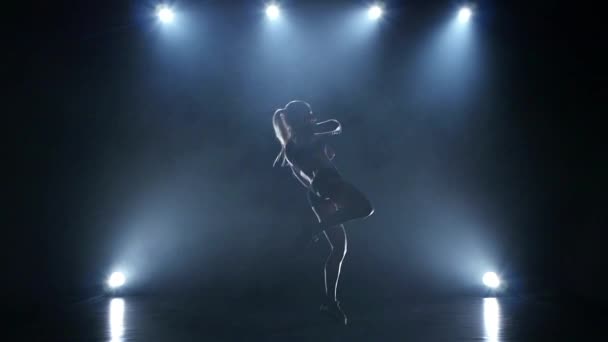 슬로우 모션입니다. 여자 권투 선수에 의해 오른쪽 다리 유치 장 킥 — 비디오