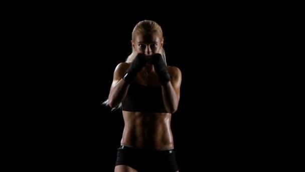 Bir kız boksör kamera direkt darbeler — Stok video