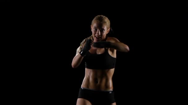 Blond žena boxer usmívající se dělá rány — Stock video