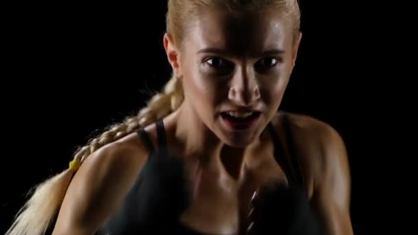 Sportovkyně boxer díky děrování při pohledu na fotoaparát — Stock video