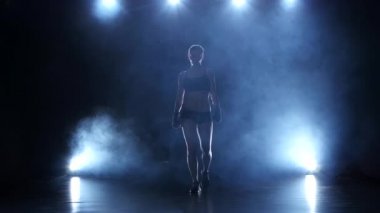 Bu yüzüğü girmeden önce kız boksör egzersiz