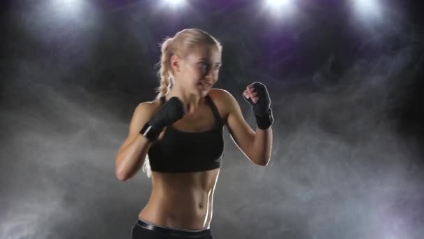 Jolie et belle fille boxer. Ralenti en studio fumé — Video