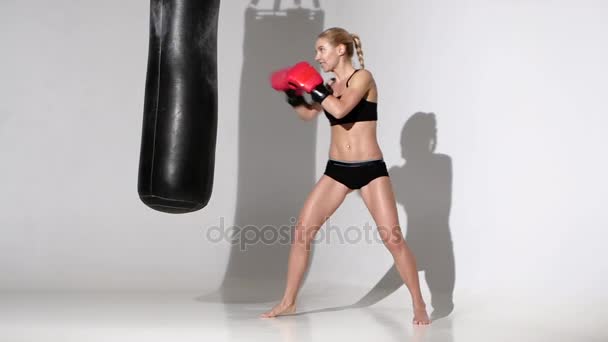 Knockout per il sacco da boxe della bella ragazza pugile — Video Stock